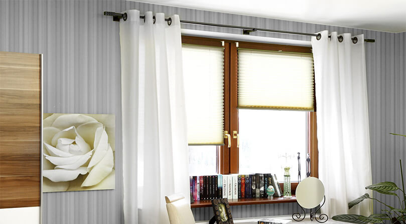 rolety plisowane zamontowane w salonie