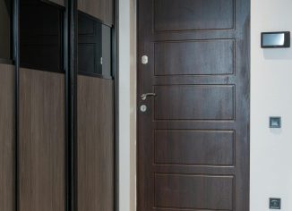 szafa w zabudowie przy drzwiach wejściowych do mieszkania