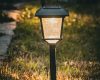 lampy solarne przy ścieżce w ogrodzie