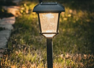 lampy solarne przy ścieżce w ogrodzie