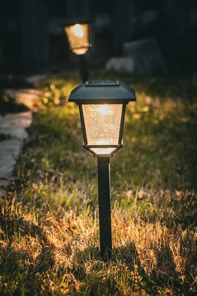 lampy solarne przy ścieżce w ogrodzie